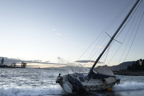 Kanada, Vancouver, Segelboot von Welle gekippt, lizenzfreies Stockfoto