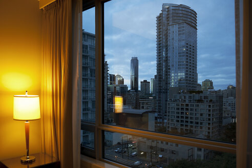 Kanada, Vancouver, Wolkenkratzer durch das Fenster eines Hotelzimmers gesehen - TMF000050