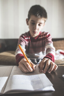 Boy writing in a notebook - DEGF000580