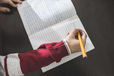 Hand of a boy writing in a notebook - DEGF000582