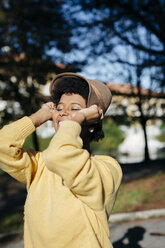 Schöne schwarze Frau mit Hut im Freien im Herbst - MAUF000002
