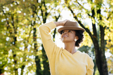 Beautiful black woman wearing hat outdoor in autumn - MAUF000005