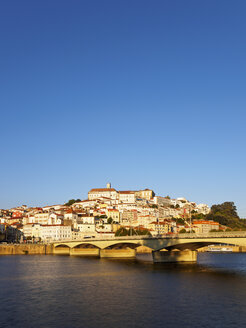 Portugal, Coimbra, historische Altstadt, Fluss Mondego und Brücke Santa Clara - LAF001561