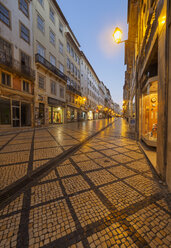 Portugal, Coimbra, Rua Ferreira Borges, Einkaufsstraße am Abend - LAF001563