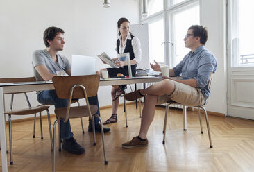 Drei kreative Geschäftsleute bei einer Besprechung in einem modernen Büro - JUBF000063