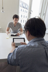 Zwei kreative Geschäftsleute bei einem Treffen in einem modernen Büro - JUBF000075
