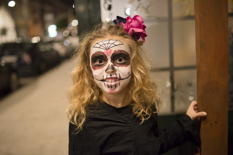 Blondes kleines Mädchen mit Zuckerschädel-Makeup an Halloween, lizenzfreies Stockfoto
