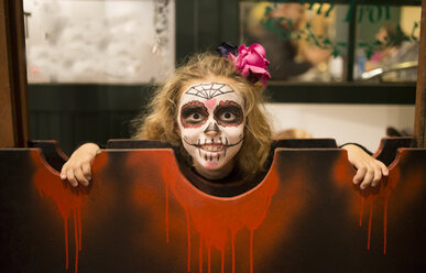 Blondes kleines Mädchen mit Zuckerschädel-Makeup an Halloween - RAEF000666