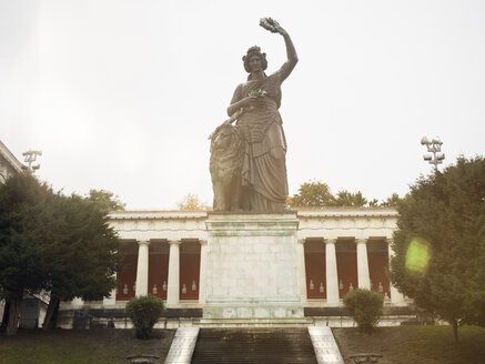 Deutschland, Bayern, München, Ruhmeshalle mit Bavaria-Statue - KRPF001637