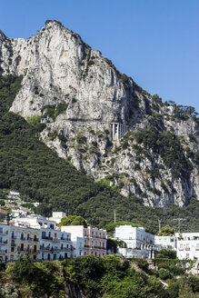 Italien, Capri, Häuserzeile, Viadukt im Hintergrund - WEF000418