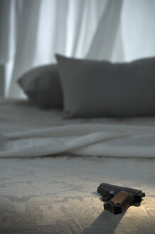 Pistole und Bett - AS005755