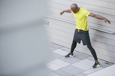 Sportler beim Training nach dem Laufen - MADF000601