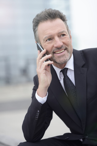 Geschäftsmann mit Smartphone, lizenzfreies Stockfoto