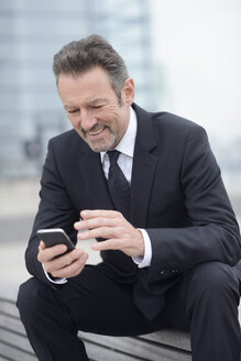 Businessman using smartphone - GUFF000163