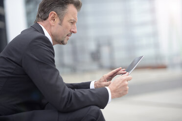Young businessman using digital tablet - GUFF000171