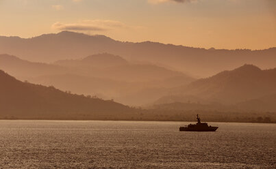 Indonesien, Insel Sumbawa, Schiff am Abend - KNTF000178