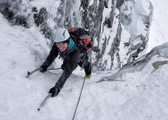 UK, Scotland, Glencoe, Ben Udlaih, woman ice climbing - ALRF000161