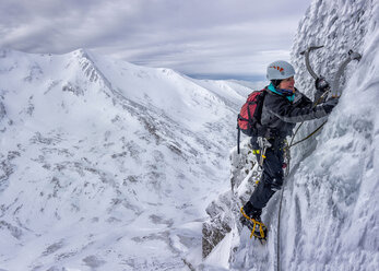 UK, Schottland, Glencoe, Westwand Aonach Mor, Eisklettern für Frauen - ALRF000163