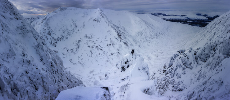 UK, Schottland, Glencoe, Winterlandschaft am Aonach Mor mit Eiskletterer - ALRF000164