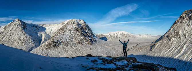 Großbritannien, Schottland, Glencoe, Glen Etive, jubelnde Frau in Winterlandschaft - ALRF000165