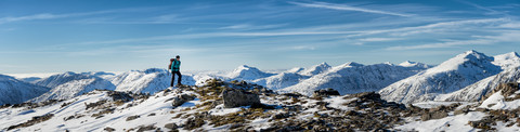 Vereinigtes Königreich, Schottland, Glencoe, Glen Etive, Frau wandert in Winterlandschaft, lizenzfreies Stockfoto