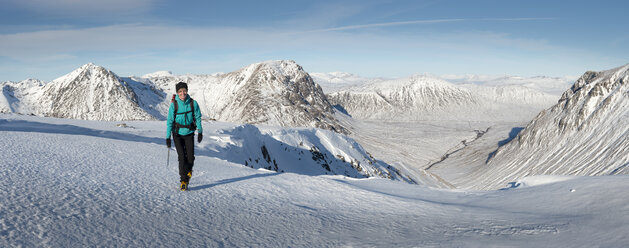 Vereinigtes Königreich, Schottland, Glencoe, Glen Etive, Frau wandert in Winterlandschaft - ALRF000168