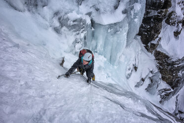 UK, Scotland, Glencoe, Ben Udlaih, woman ice climbing - ALRF000169