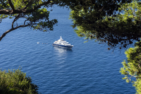 Italy, Capri, luxury yacht anchoring at steep coast - WEF000426