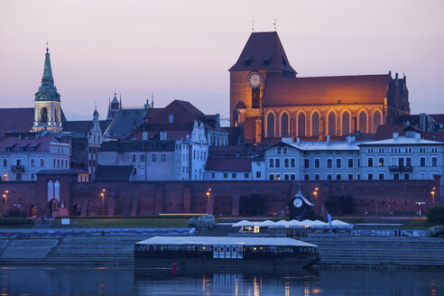 Polen, Torun, Blick auf die Skyline der Stadt in der Abenddämmerung - ABOF000043