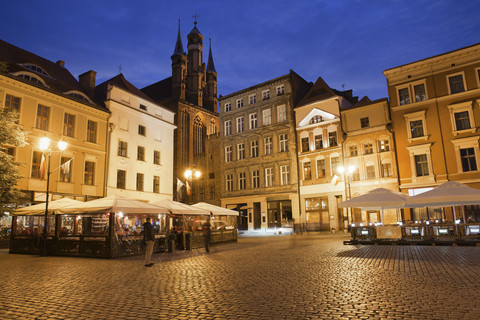 Polen, Torun, Blick auf den Marktplatz der Altstadt in der Abenddämmerung, lizenzfreies Stockfoto