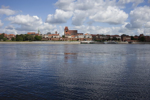 Polen, Torun, Blick auf die Stadtsilhouette mit dem Fluss Weichsel im Vordergrund - ABOF000048