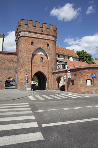 Polen, Torun, Blick auf mittelalterliches Stadttor und Stadtmauerbefestigung, lizenzfreies Stockfoto