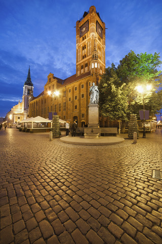 Polen, Torun, Rathaus auf dem Marktplatz der Altstadt in der Abenddämmerung, lizenzfreies Stockfoto