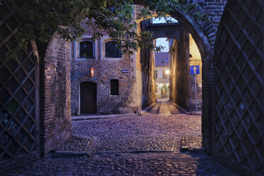 Polen, Torun, Gassen der mittelalterlichen Altstadt am Abend - ABOF000053