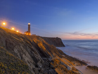 Portugal, Leiria, Sao Pedro de Moel, Leuchtturm Penedo da Saudade in der Abenddämmerung - LAF001566