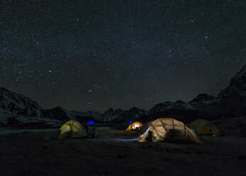 Nepal, Himalaya, Khumbu, Ama Dablam Basislager bei Nacht - ALR000172