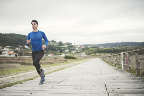 Spanien, Ferrol, Jogger, der auf einer Promenade läuft - RAEF000670