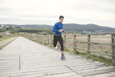 Spanien, Ferrol, Jogger, der auf einer Promenade läuft - RAEF000671