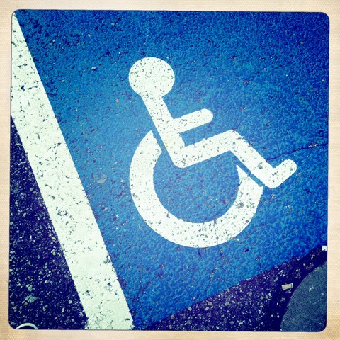 Behindertenparkplatz-Schild, lizenzfreies Stockfoto