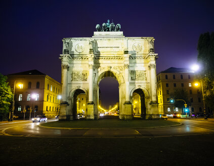 Deutschland, München, Blick auf das beleuchtete Siegestor bei Nacht - KRPF001641