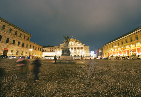 Deutschland, München, Blick auf die Bayerische Staatsoper bei Nacht, lizenzfreies Stockfoto