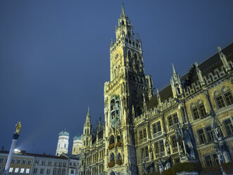 Deutschland, München, Blick auf das Neue Rathaus bei Nacht - KRPF001645