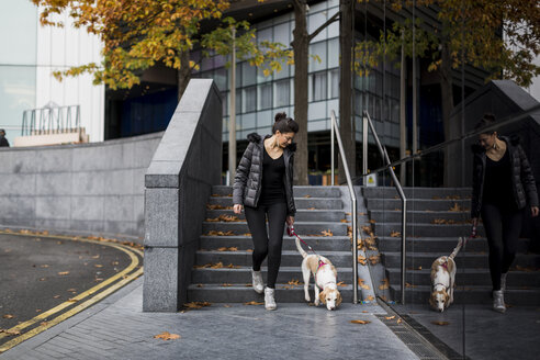UK, London, Frau und ihr Hund beim Spaziergang in der Stadt - MAUF000050