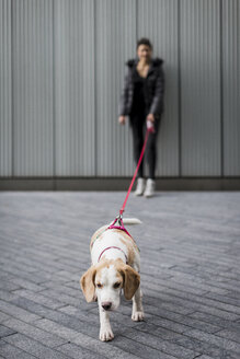 Frau mit Hund im Freien - MAUF000053