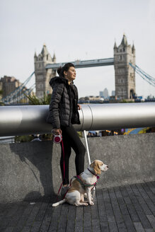 UK, London, Frau und ihr Hund entspannen sich in der Stadt - MAUF000054