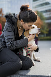 UK, London, Frau kuschelt mit ihrem Hund - MAUF000055