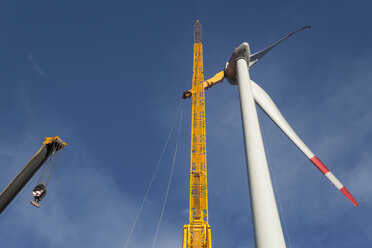 Deutschland, Bayern, Errichtung einer Windkraftanlage - TCF004927
