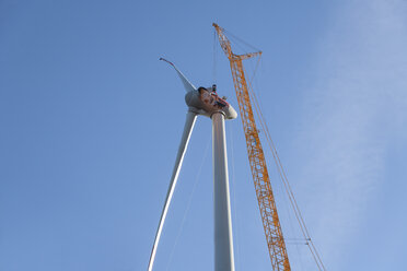Deutschland, Bayern, Errichtung einer Windkraftanlage - TCF004928