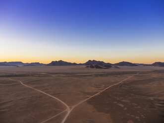 Afrika, Namibia, Hardap, Hammerstein, Kulala Wilderness Reserve, Tsaris Berge, Sossusvlei Region, Namib Wüste bei Sonnenuntergang - AMF004429