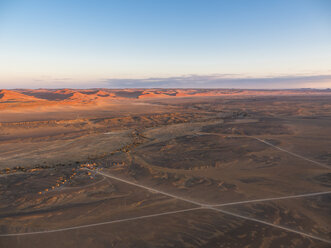 Afrika, Namibia, Hardap, Hammerstein, Kulala Wilderness Reserve, Tsaris Berge, Sossusvlei Region, Namib Wüste, Kuala Desert Lodge Sonnenuntergang - AMF004433